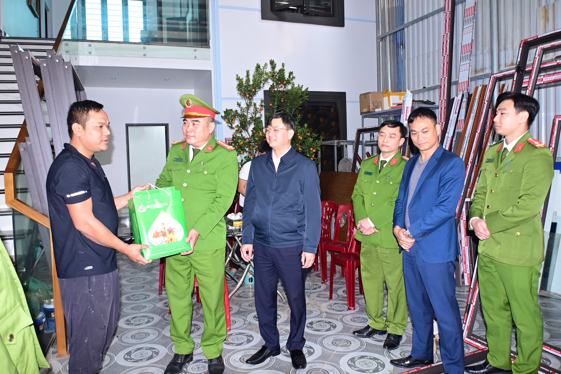 Tặng quà cho 03 người chấp hành xong án phạt tù sử dụng vốn vay hiệu quả
